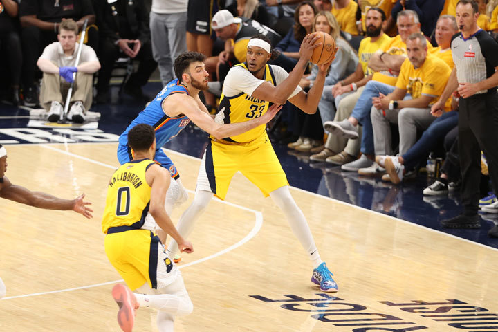 Myles Turner, Chet Holmgren