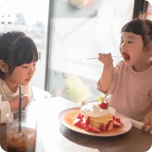 Screen-Free Ways to Keep Toddlers Occupied in a Restaurant