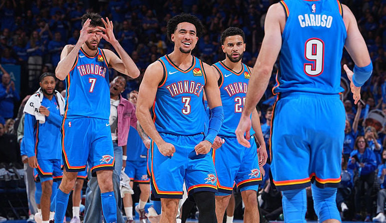 Jared McCain with his Thunder teammates.
