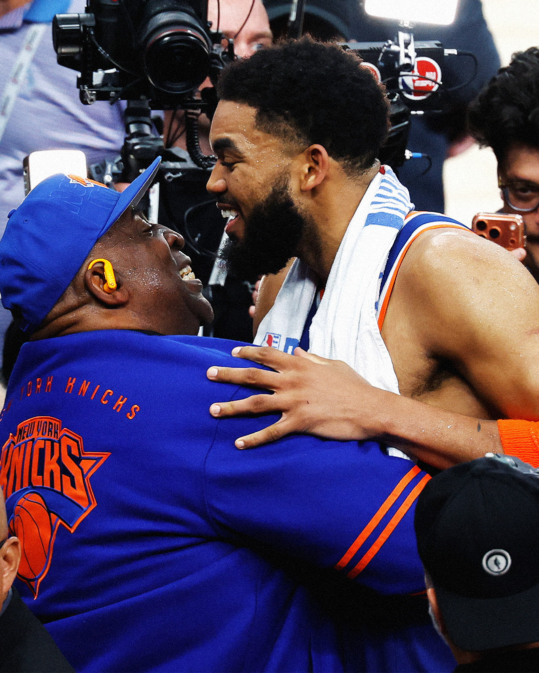 Karl Towns Sr., Karl-Anthony Towns celebrate postgame with a hug.