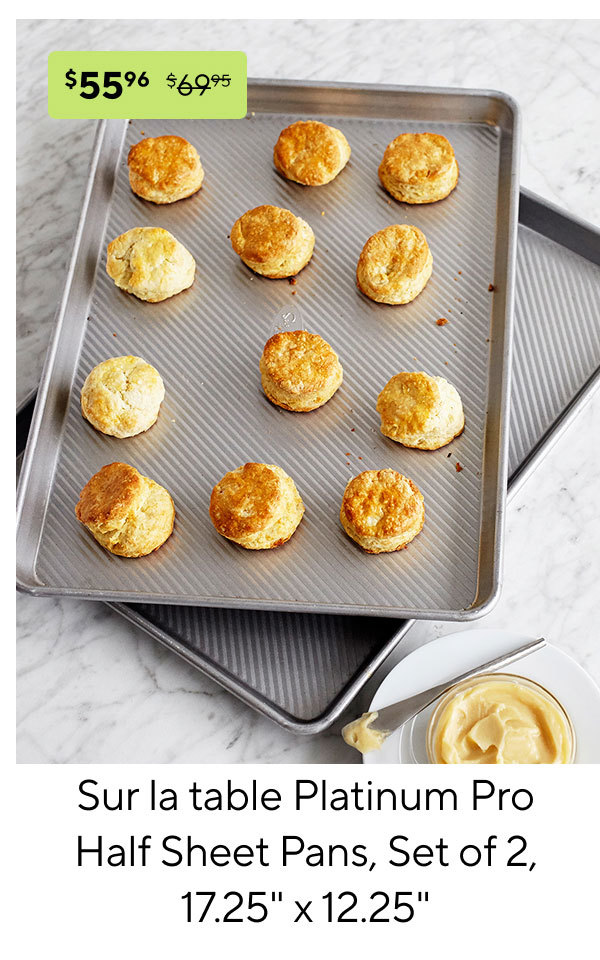 Sur la table Platinum Pro Half Sheet Pans, Set of 2